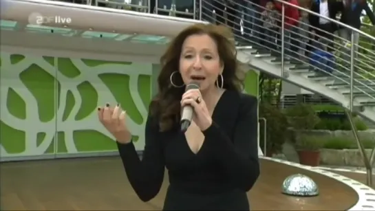 Vicky Leandros - Lamour est bleu - Fernsehgarten 15-5-2016 (720p)