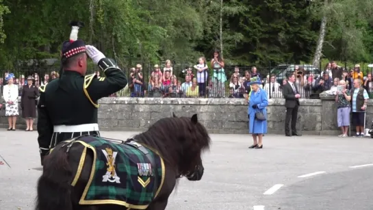 The Queen inspects the guard of honour at the gates of Balmoral Castle and Estate Aug 2018