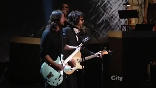 Dave Grohl and Jeff Lynne - Hey bulldog (480p)