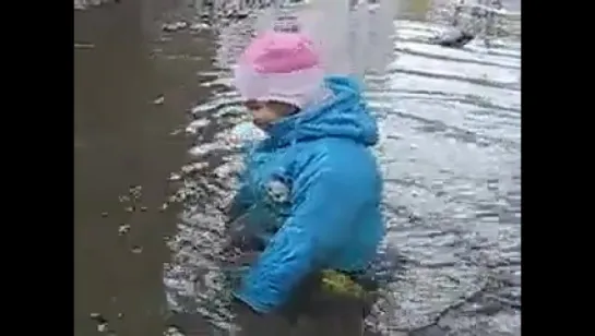 Ребенок в луже (папа с ребенком на прогулке)...  прикол