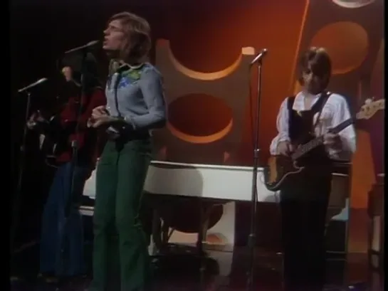 The Midnight Special More 1973 - The Hollies - He Aint Heavy, Hes My Brother (480p)