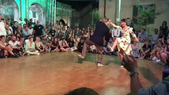 Lindy Hop, improvisació. Nils Andren i Bianca Locatelli ballant Jive at Five. 2019