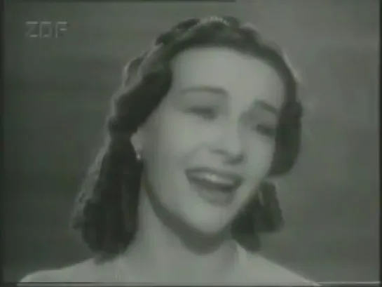 LIed der Nachtigall - Erna Berger sings synchronously for Ilse Werner (Filmausschnitt)