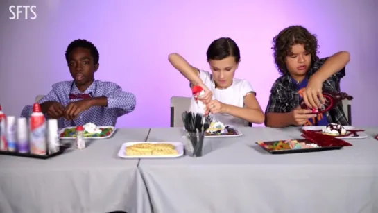 [RUS SUB] The Cast Of Stranger Things Reveal Set Secrets (While Decorating Waffles)