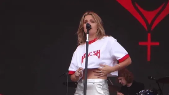 Туве Лу (Tove Lo) голая на фестивале «Outside Lands» (2017)