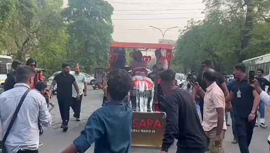 DHARANI aka Natural 🌟 @NameisNani local Mass on the streets of Orange city #Nagpur 🔥🔥🔥