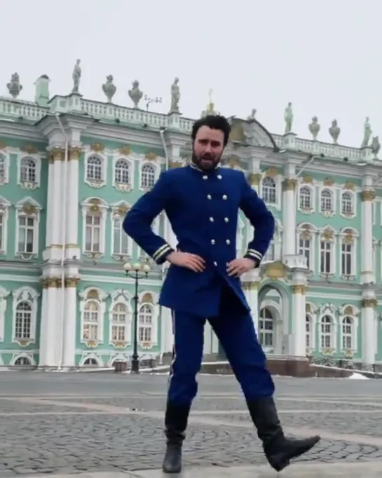 A simultaneously pre and post-Soviet visual from Saint Petersburg's Palace Square via piter ville| History Porn