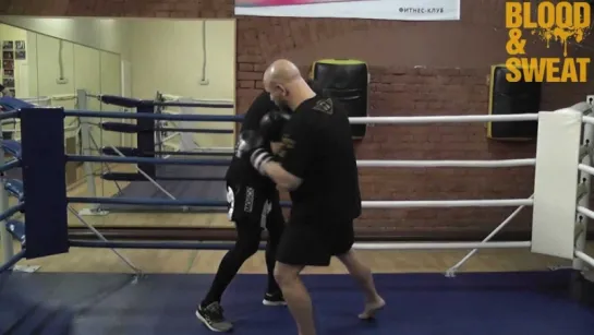 Бокс. Как нанести удар по корпусу при защите блоком. Boxing. Body punch through blocking.