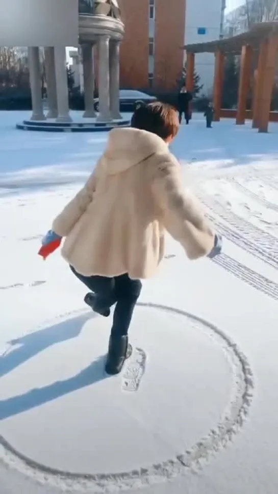 Drawing a near perfect circle on snow by foot