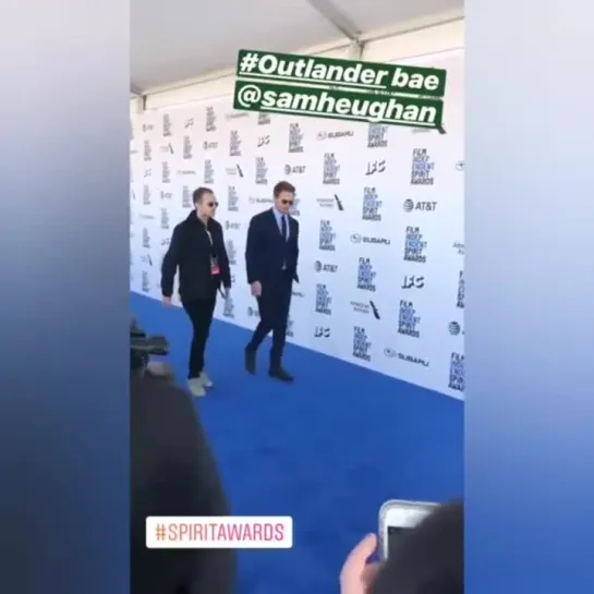 Sam Heughan arrives on "blue" carpet at Spirit Awards, 2/23/19