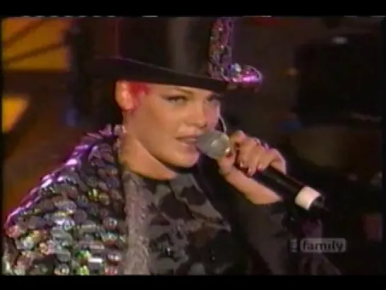 P!nk - Split Personality   (Front Row Center 2000)