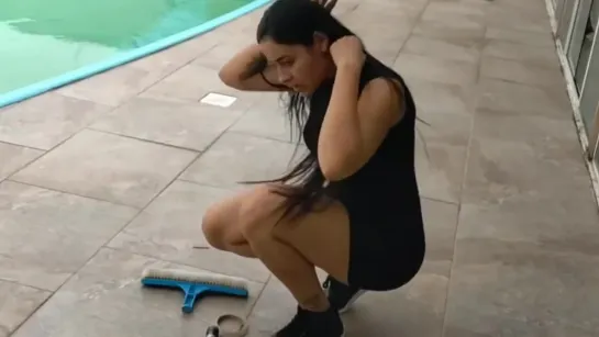 youtube bella menezes limpiando la piscina