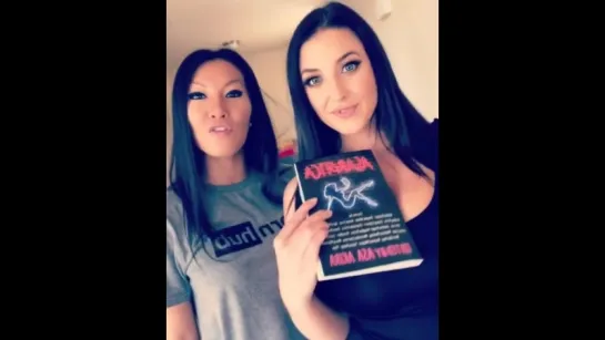 Angela White и Asa Akira презентуют книгу и трясут сиськами, секс звезда порно модель