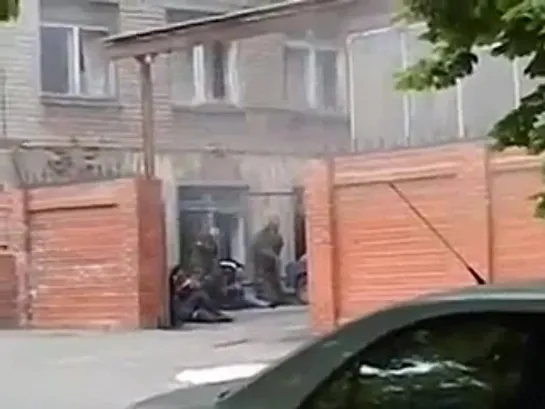 Ukraine Mariupol Soldiers beating bound captives 09 05 14