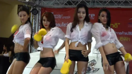 Тайки машину моют - Thailand Motor Festival Car Wash by FHM Girls