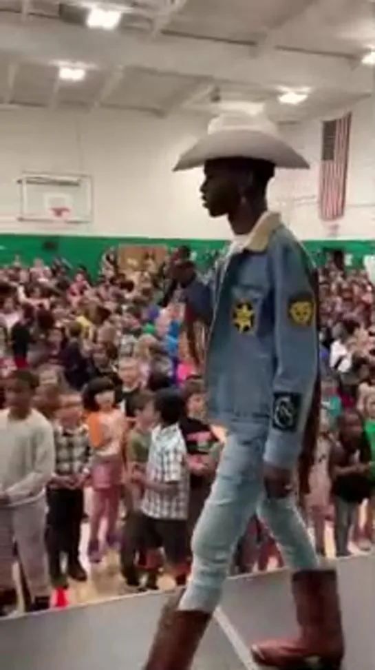 Lil Nas X вместе с детьми исполнил свой главный хит "Old Town Road" [NR]