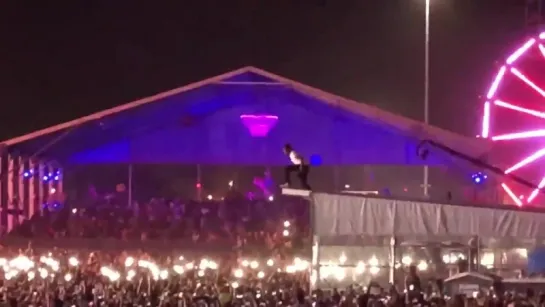 Lil Uzi Vert прыгает в толпу с 6-метровой высоты на фестивале "Rolling Loud" [NR]