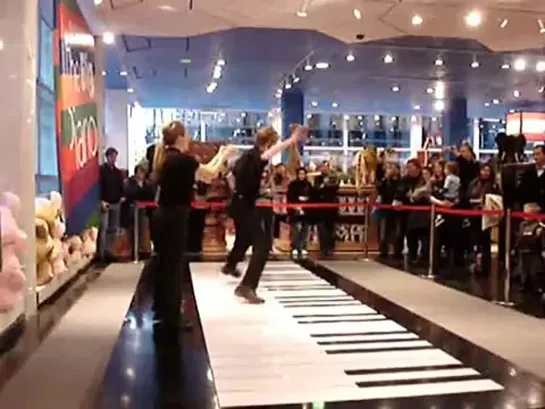 Walk-on 'BiG'  Piano ~ FAO Schwarz ~ New York City!!