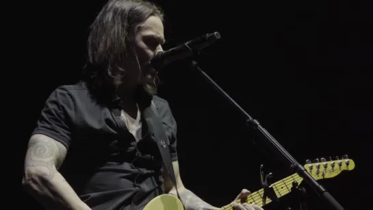 Myles Kennedy performs Hallelujah with Jeff Buckleys Fender Telecaste