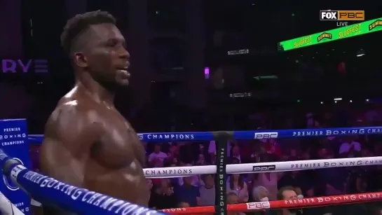 Brandon Glanton's left hook hurts Efe Apochi at the end of RD6