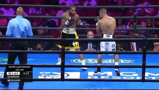 Ivan Delgado cracks Karl Dargan with strong right hand as RD1 comes to end