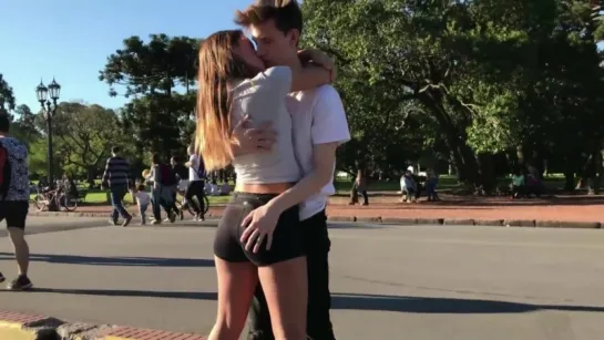 BESOS FÁCILES _ BESANDO A DESCONOCIDAS _ Kissing prank