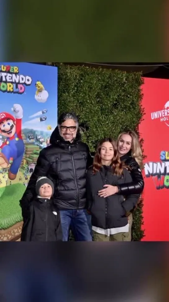 Хайме Камиль с семьей на презентации "Super Mario World" в Universal Studios Hollywood