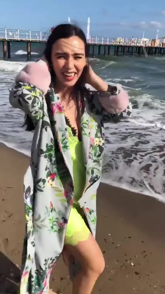 Molly Serebro feet on beach (Ольга серябкина)