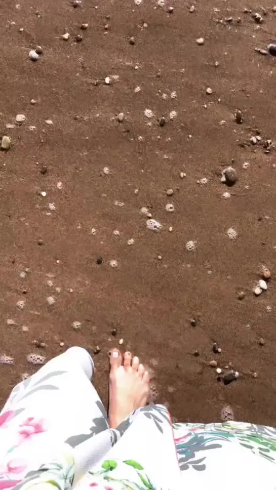 Molly Serebro feet on beach (Ольга серябкина)