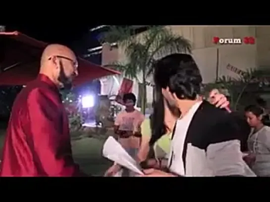 Sanaya visiting QH sets & hugging Mohit from behind surprising him