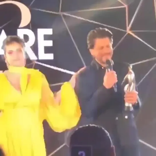 Шахрукх и Каджол на Filmfare Glamour And Style Awards💛