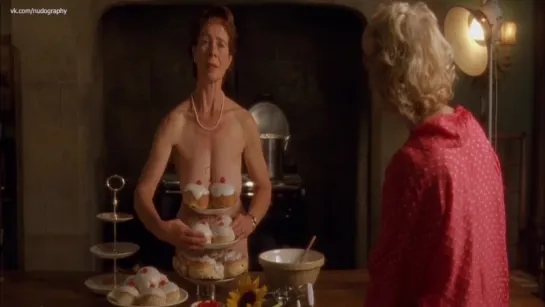 Селия Имри (Celia Imrie) голая в фильме "Девочки из календаря" (Calendar Girls, 2003, Найджел Коул) 1080p