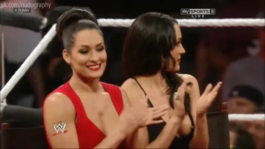 Грудь Бри Беллы (Brie Bella) на WWE Monday Night Raw (22/07/2013) - слоу-моушн