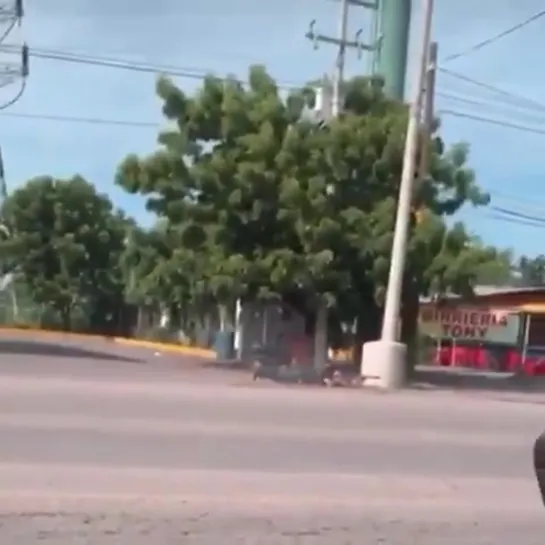 Sicario in Culiacán shooting at police with a .50 rifle - Mexico