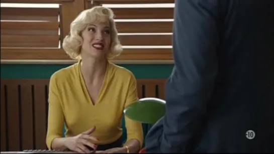 Les petits meurtres d'Agatha Christie. S02E08. Pension Vanilos.