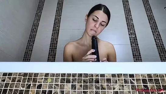 Игры в Ванной с резиновым другом..🛀