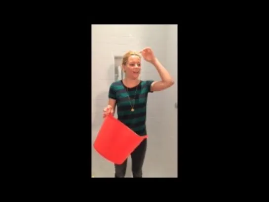 Элизабет Бэнкс / ALS Ice Bucket Challenge Elizabeth Banks