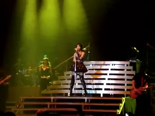 Rihanna - Is This Love (St. Jakobshalle, Basel, 14.11.2007)