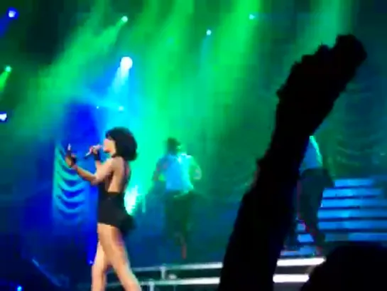 Rihanna - Don't Stop the Music (Zenith, Paris, 11.11.2007)