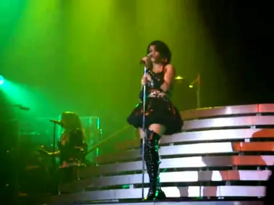 Rihanna - Is This Love (Zenith, Paris, 11.11.2007)