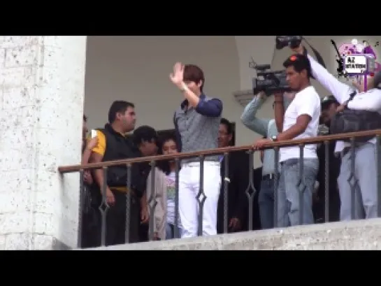 20140111 Kim Hyung Jun Greeting Fans in Arequipa