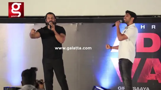 Chiyaan Vikram & Dhruv Vikram live singing for the first time ever