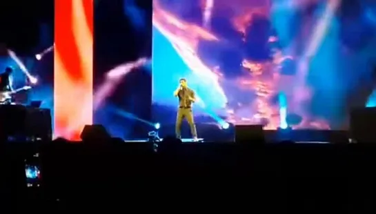 Chiyaan Vikram Singing Malay Song Live On Stage