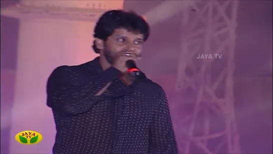 Chiyaan Vikram singing the male version of "Aasaiya kaathula thoodhu vittu"