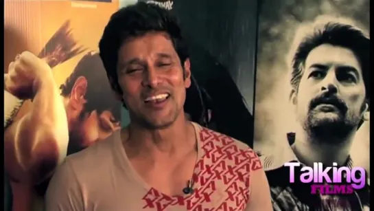 Chiyaan Vikram singing "Maria Pitache"