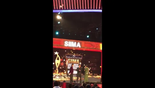 Chiyaan Vikram and Shruti Haasan on stage SIIMA2016