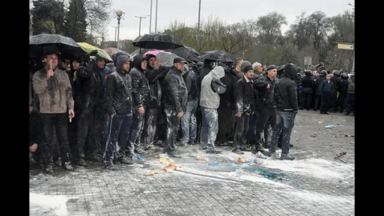 300 запорожцев, не покорившихся фашистам, шесть часов простояли в окружении беснующихся быдлобабуинов (Запорожье, 13.04.2014)