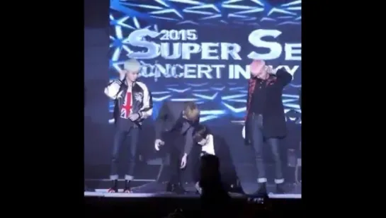 Super Seoul Concert (Чонгук завязывает хёну шнурки)