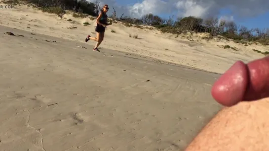 Beach CFNM 1 - female jogger cops an eyeful