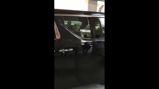 2017.07.01 OSAKA - HJ has arrived at the event venue. HJ sat the rear end of the car!(Video in slow-mo)